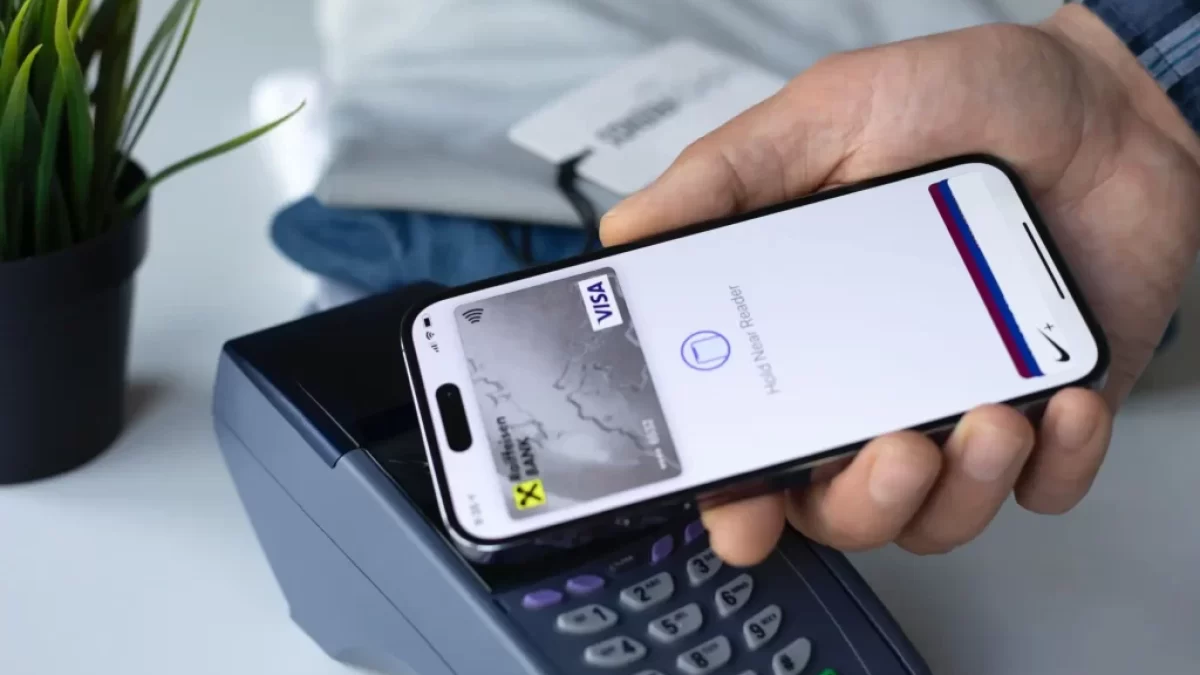 Muž platí apple pay