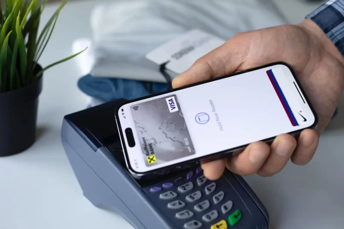Muž platí apple pay