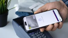 Muž platí apple pay