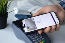 Muž platí apple pay