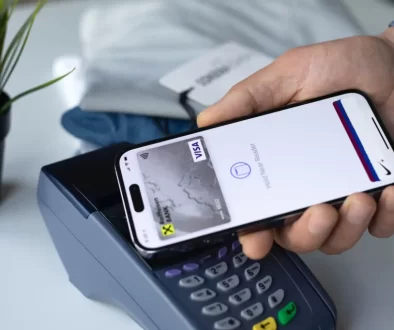 Muž platí apple pay