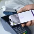 Muž platí apple pay