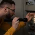 Muž s baterkou kontroluje elektroměr
