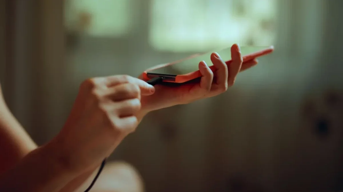 Žena nabíjí telefon