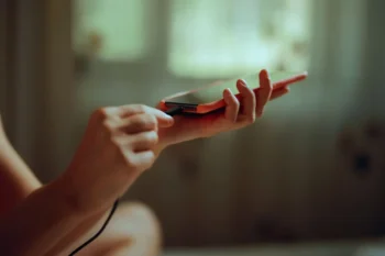 Žena nabíjí telefon