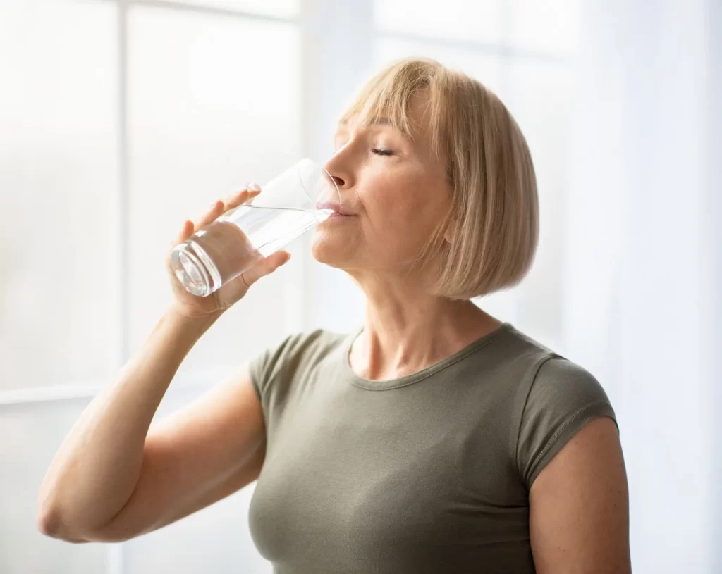 Shutterstock_2511172409 - Techsvět Žena pije vodu