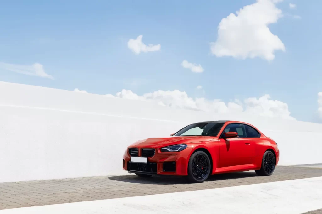 Shutterstock_2513289605 - Techsvět Červené auto