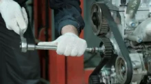 Mechanik mění řemen
