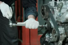 Mechanik mění řemen