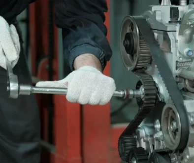 Mechanik mění řemen