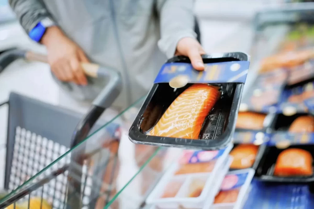 Žena v obchodě s lososem