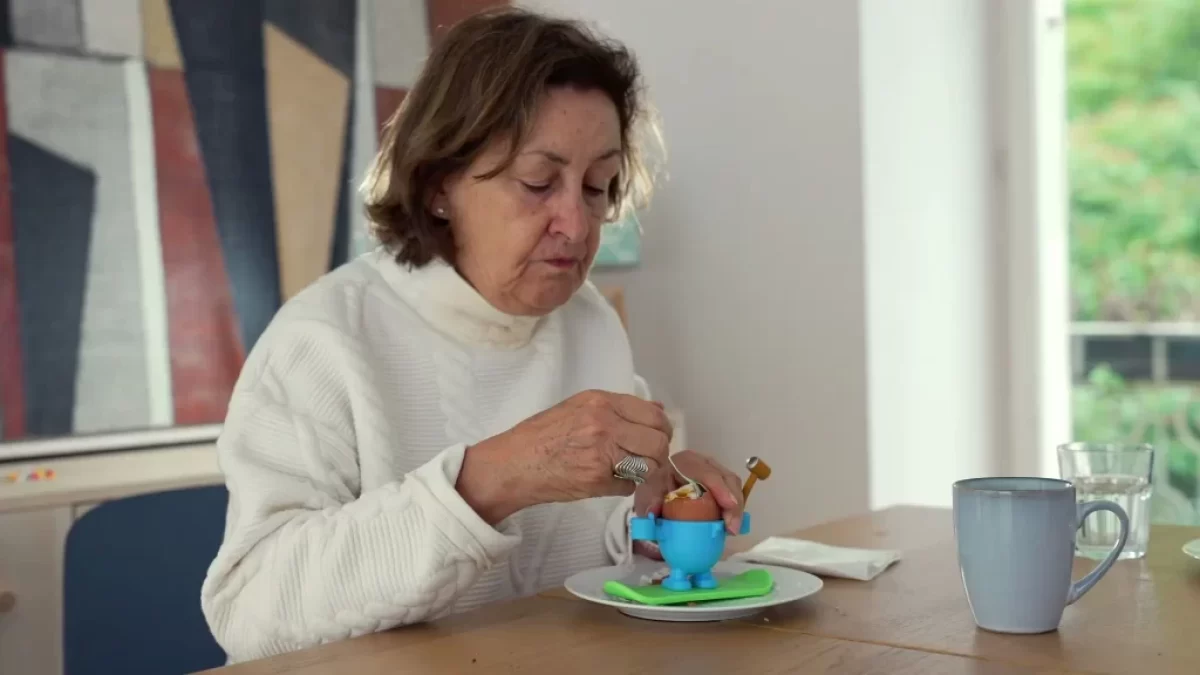 žena jí vejce