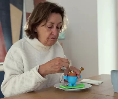 žena jí vejce