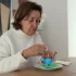 žena jí vejce