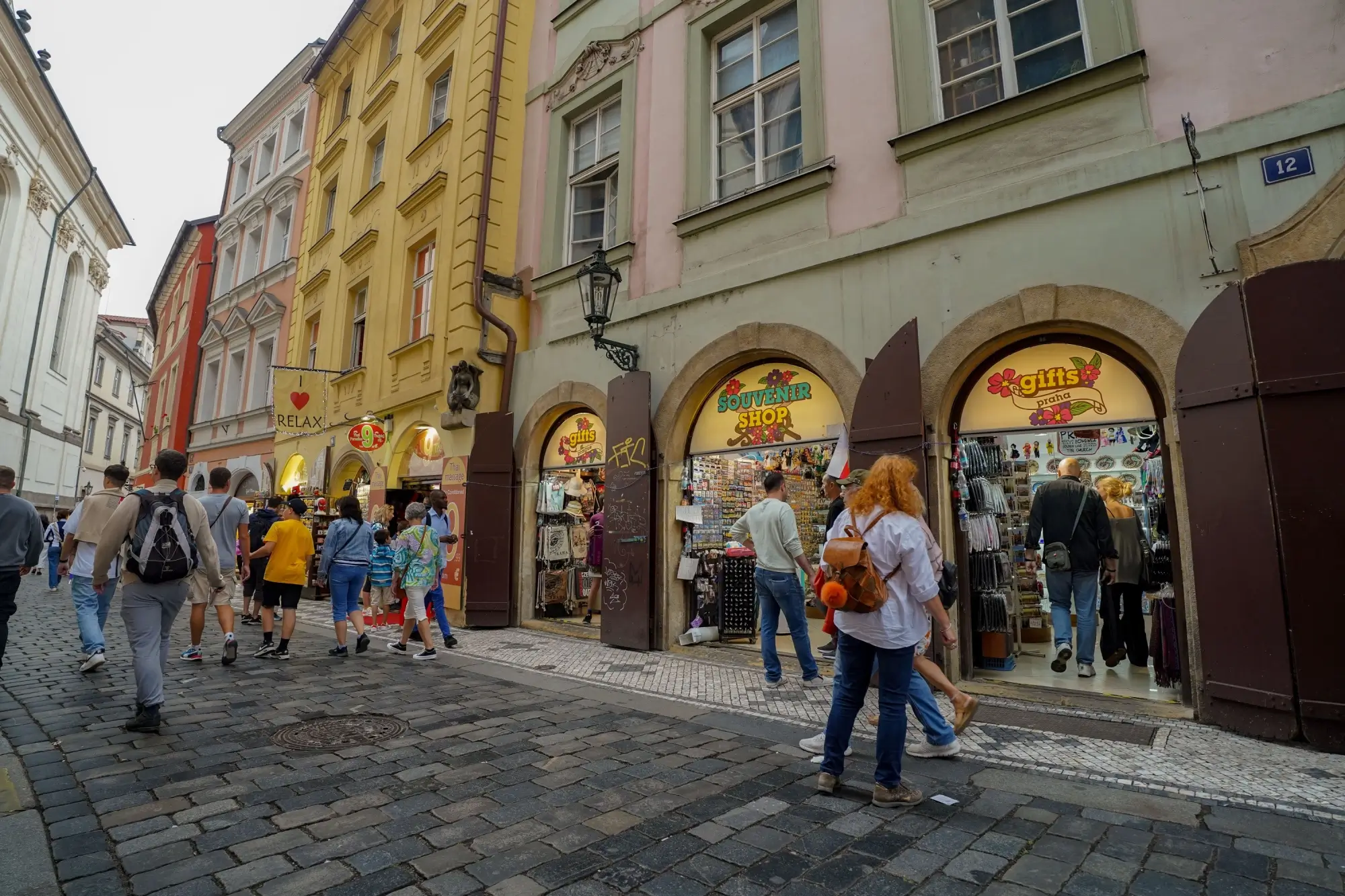 Shutterstock_2522371987 - Techsvět Obchod se suvenýry