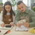 Žena a muž si spočítali hotovost v květinářství