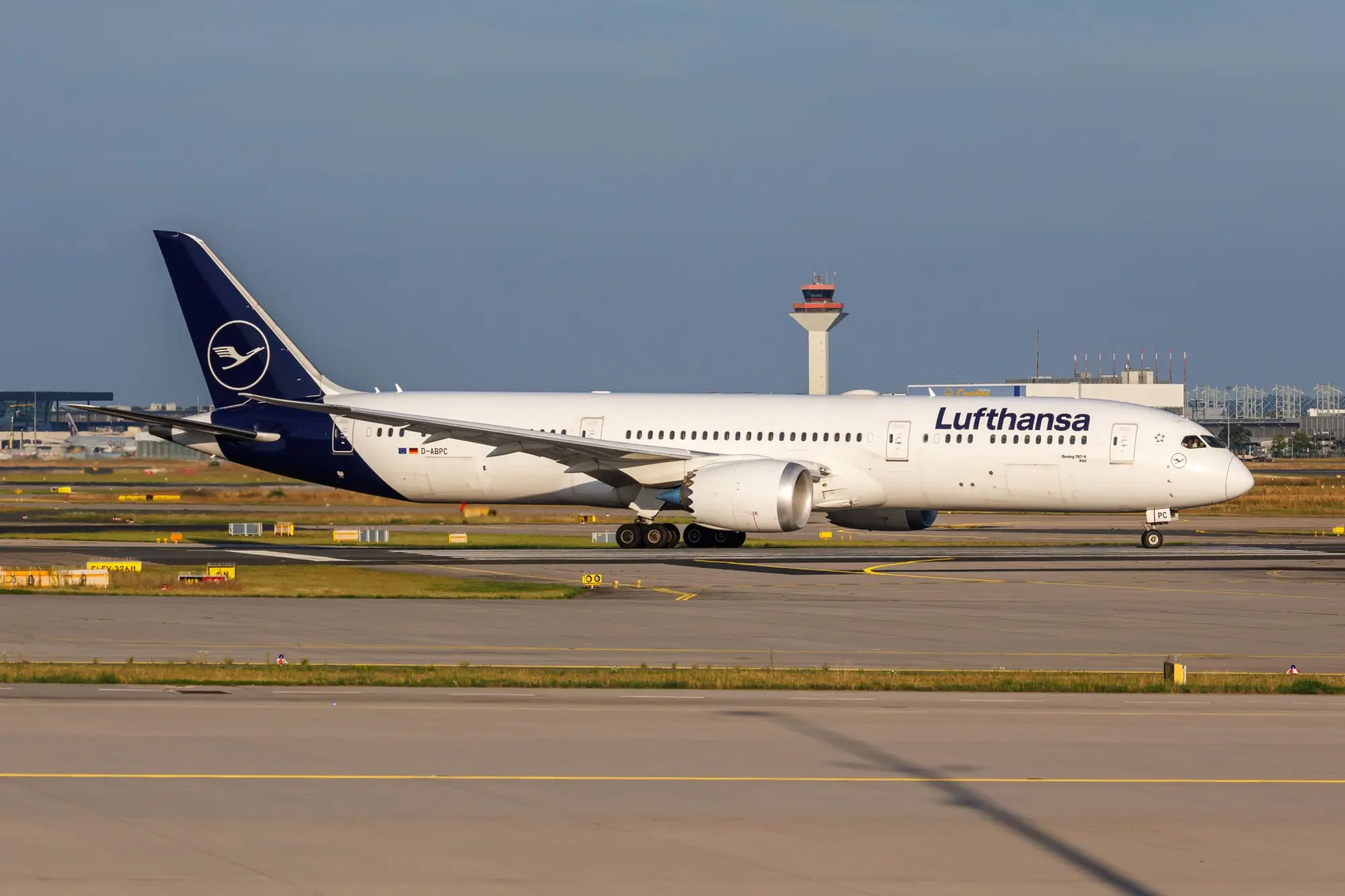 Shutterstock_2524477611 - Techsvět Letadlo společnosti Lufthansa