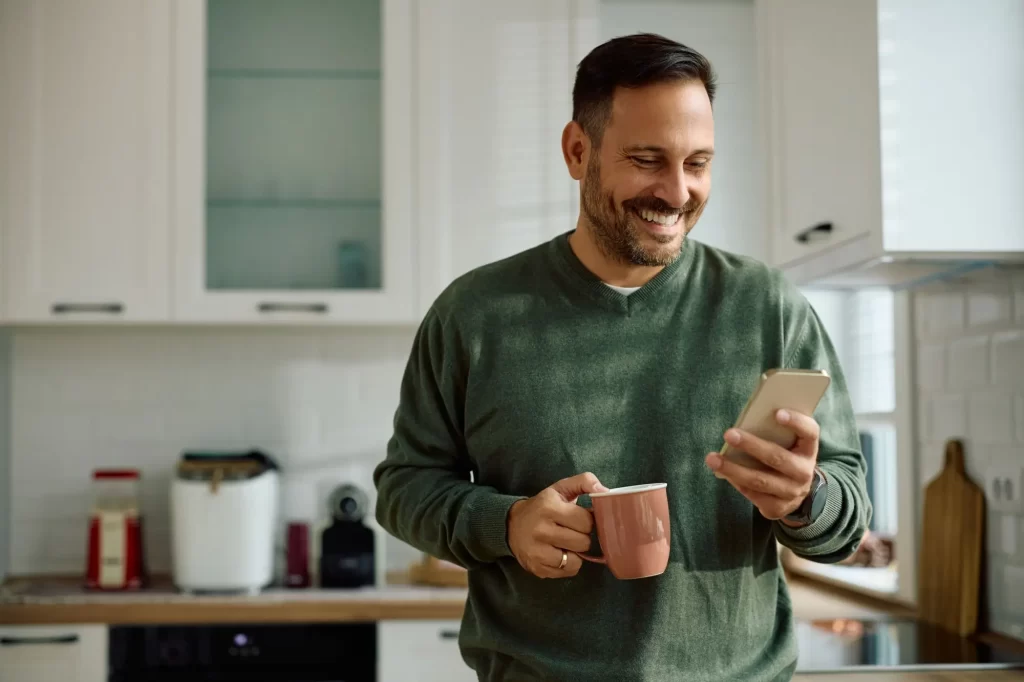 Shutterstock_2528385699 - Techsvět Spokojený muž s mobilem