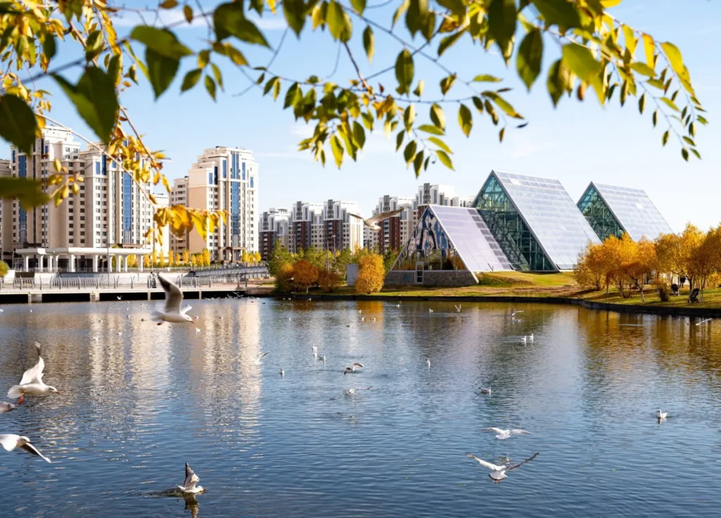 Shutterstock_2528514603 - Techsvět Pohled na skleníky Astana, Kazachstán