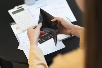 Žena s prázdnou peněženkou