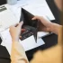 Žena s prázdnou peněženkou