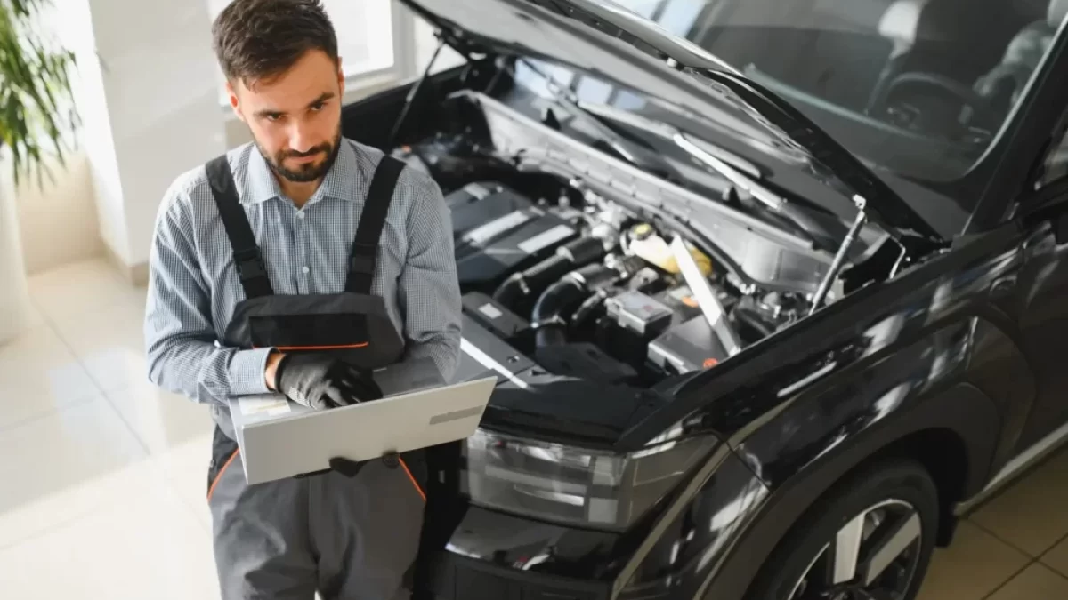 Automechanik s laptopem