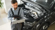 Automechanik s laptopem