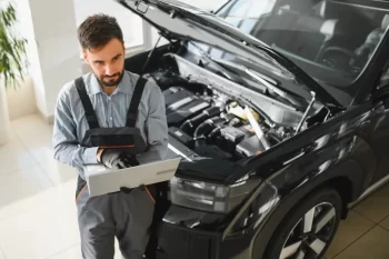 Automechanik s laptopem