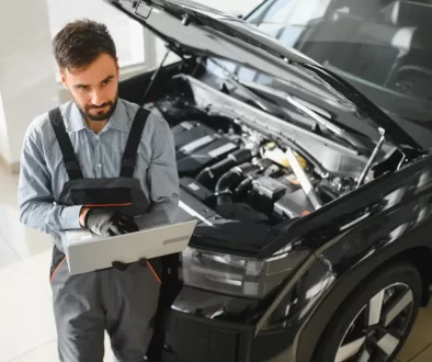 Automechanik s laptopem