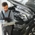 Automechanik s laptopem