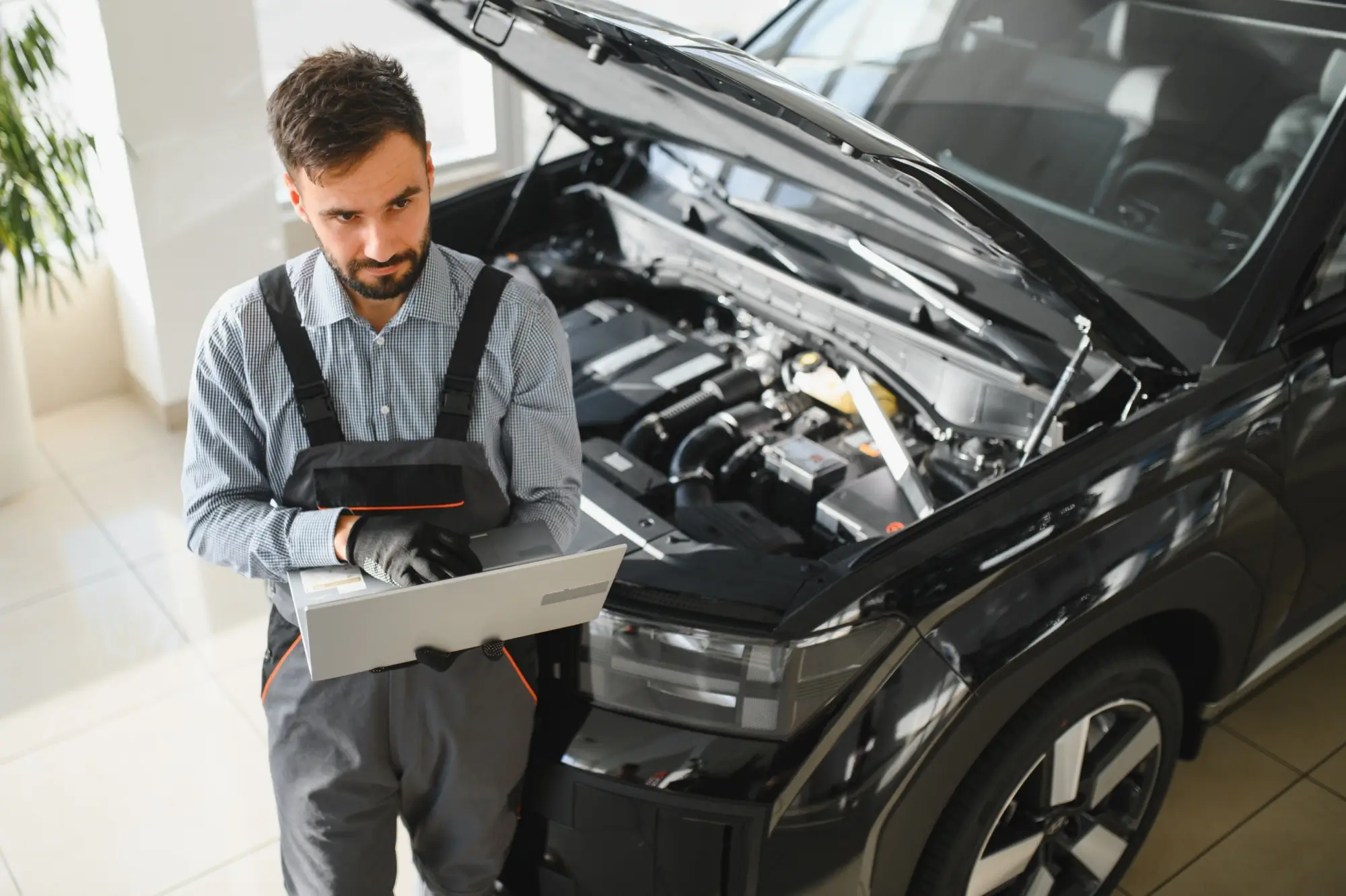 Automechanik s laptopem