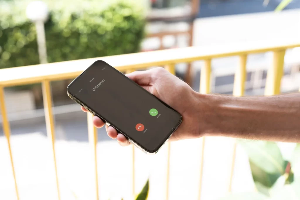 Existují různé aplikace a nástroje, které slouží jako ochrana před podobnými triky. FOTO: Shutterstock - Techsvět Telefonní hovor