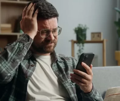 Zklamaný muž kouká do telefonu