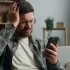 Zklamaný muž kouká do telefonu