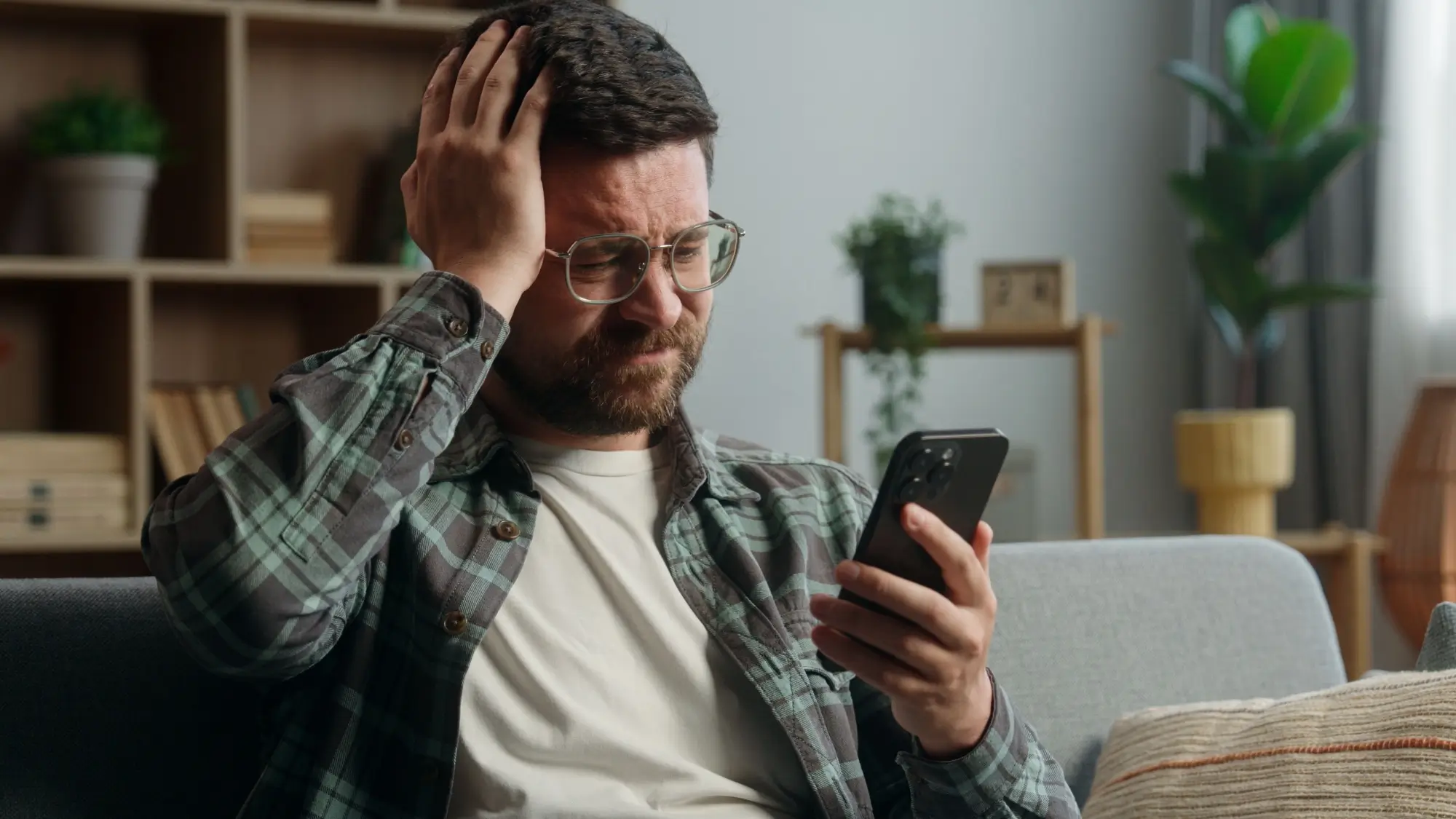 Zklamaný muž kouká do telefonu