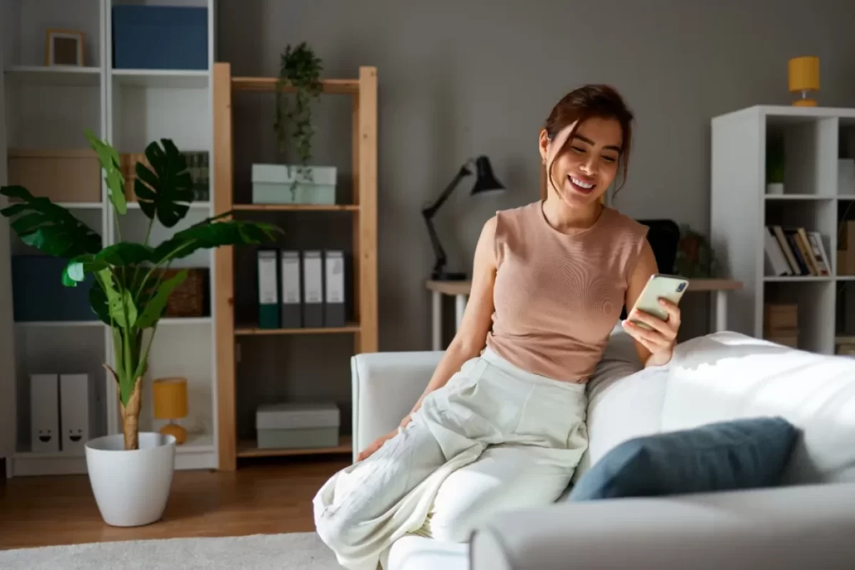žena se dívá do telefonu