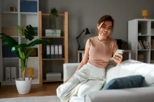 žena se dívá do telefonu