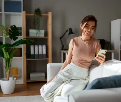 žena se dívá do telefonu
