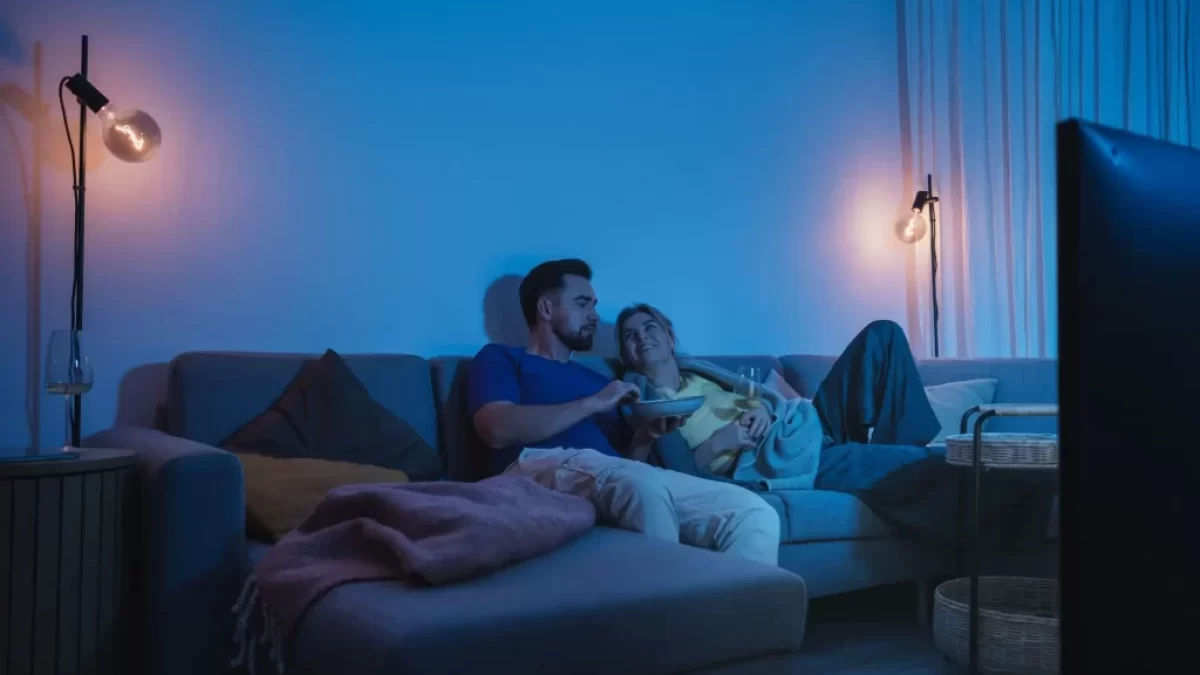 Pár se dívá na televizi