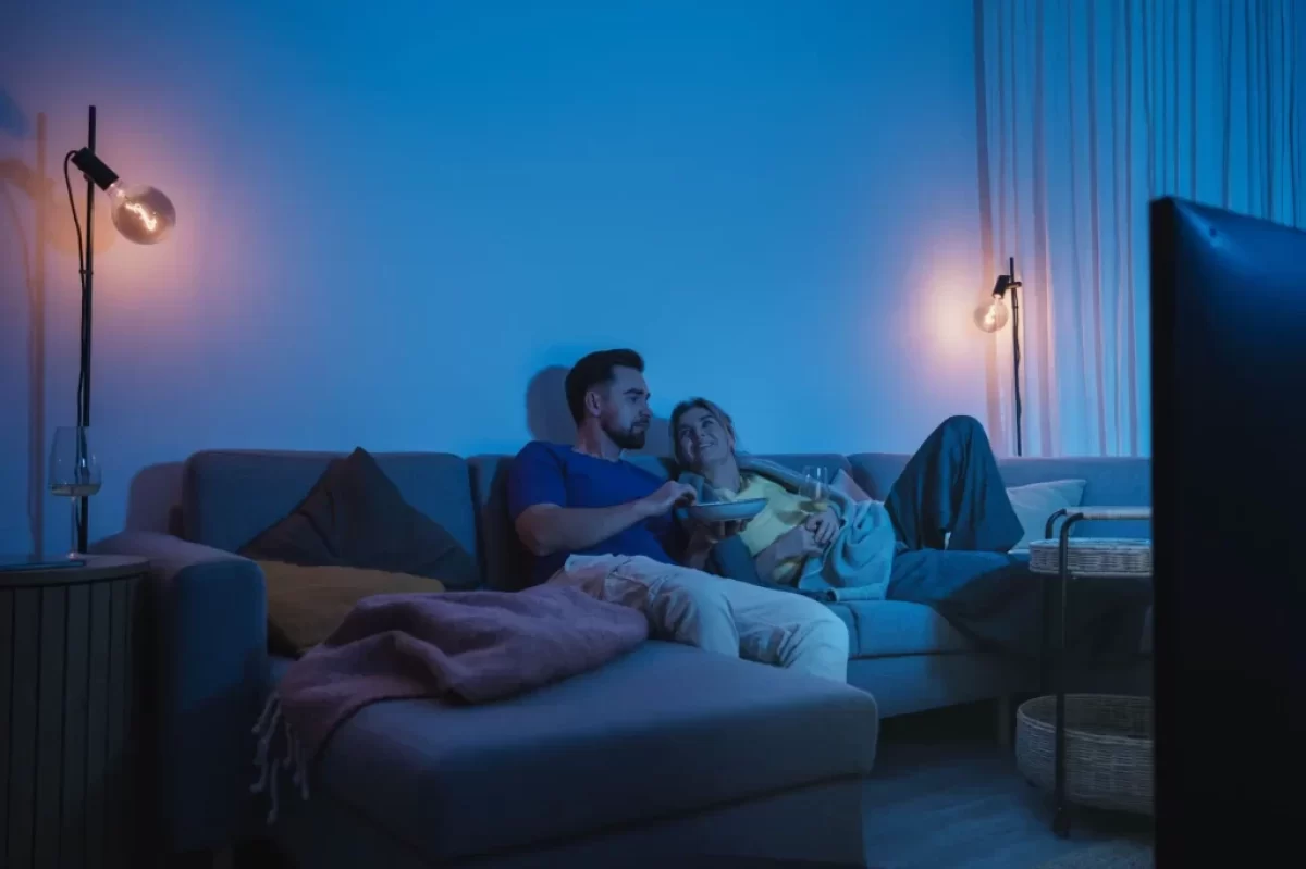 Pár se dívá na televizi