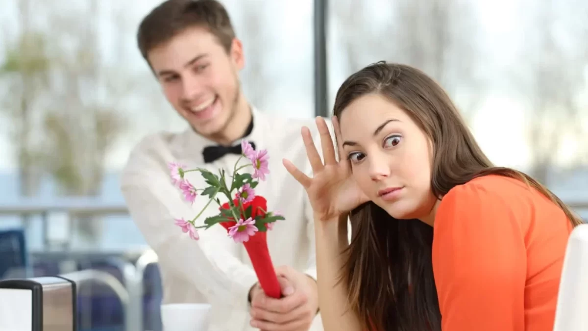 žena se snaží vyhnout muži