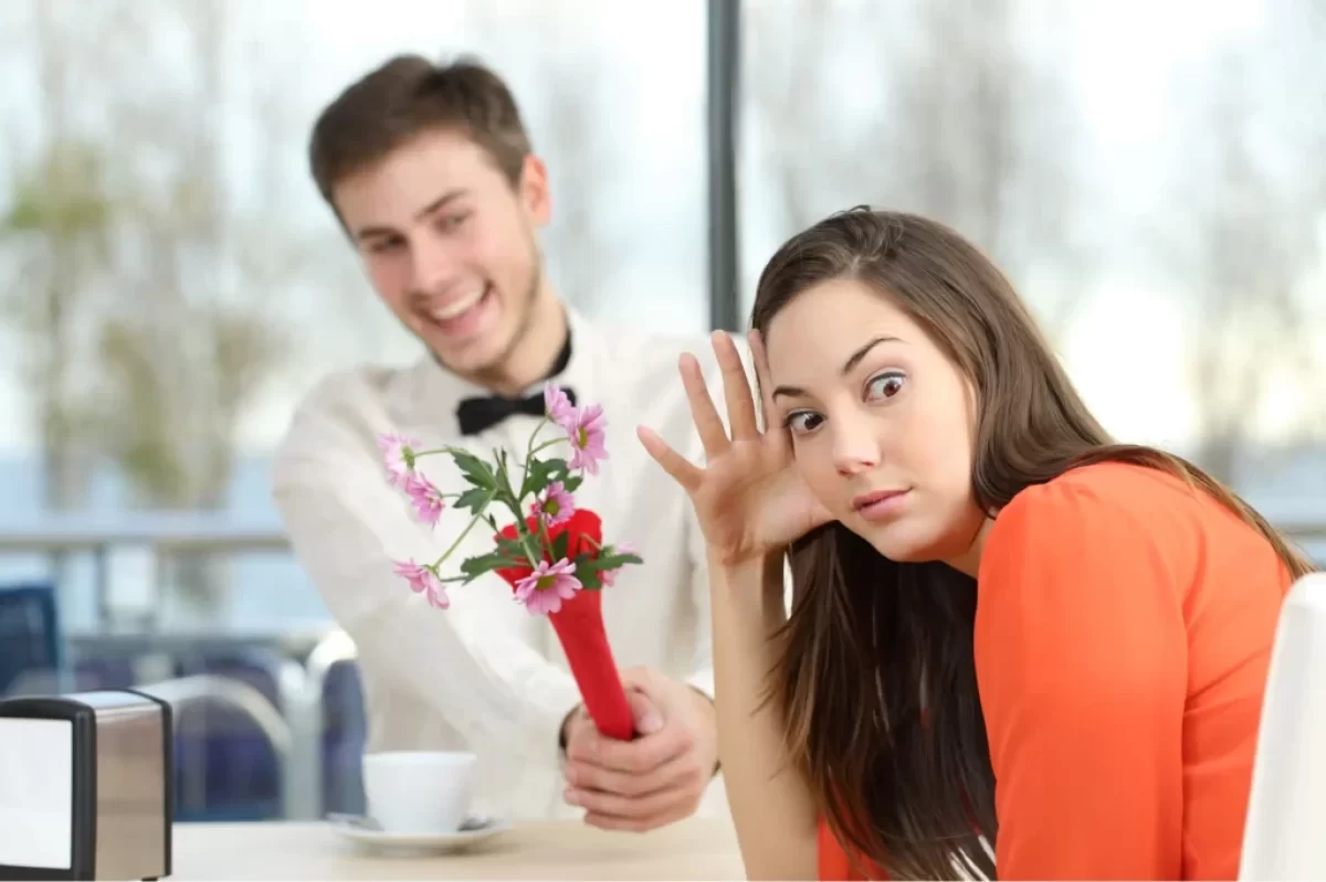 žena se snaží vyhnout muži