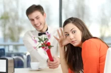 žena se snaží vyhnout muži