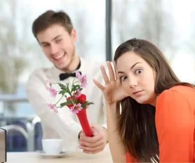 žena se snaží vyhnout muži