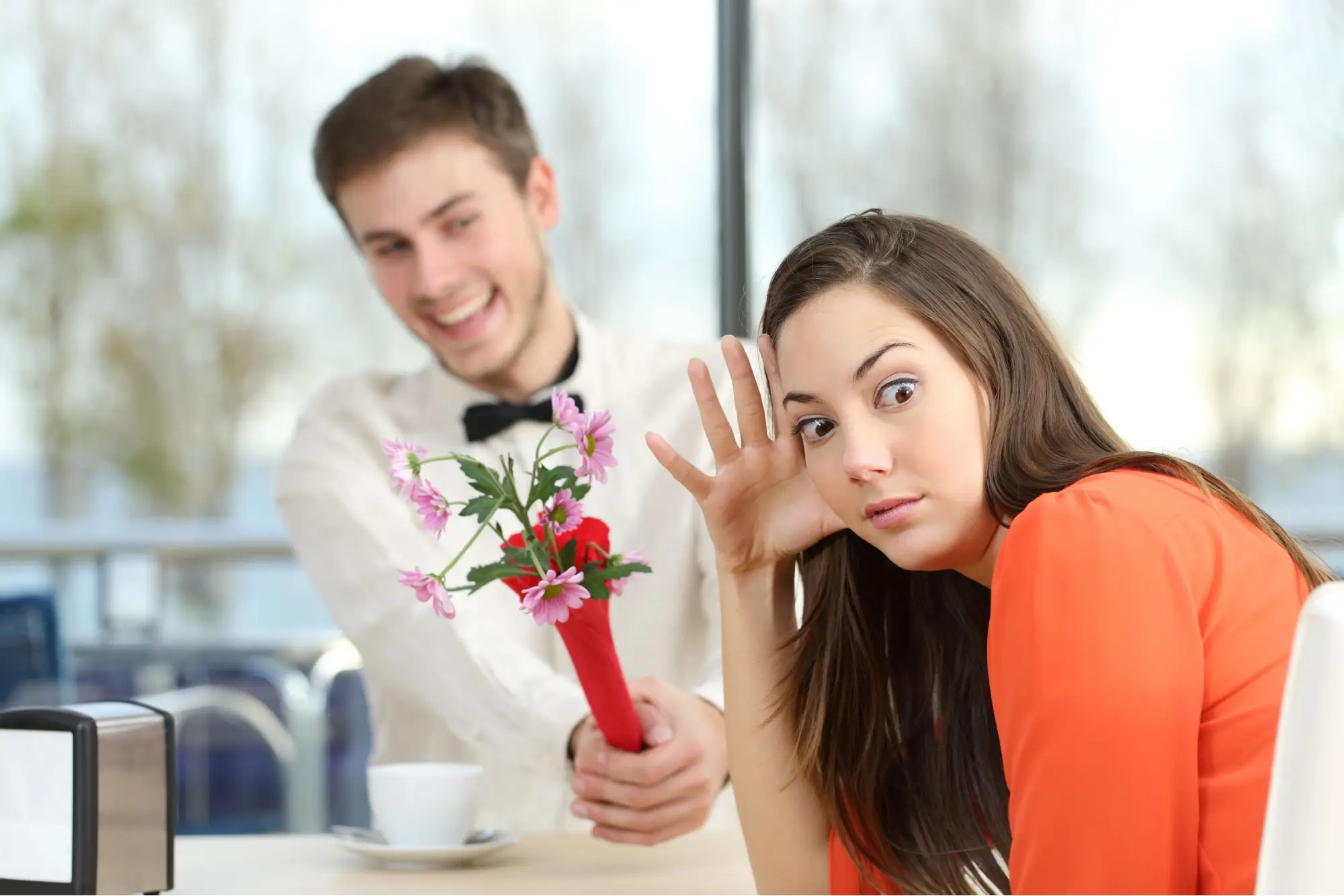 žena se snaží vyhnout muži