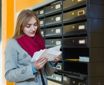 žena si prohlíží dopisy