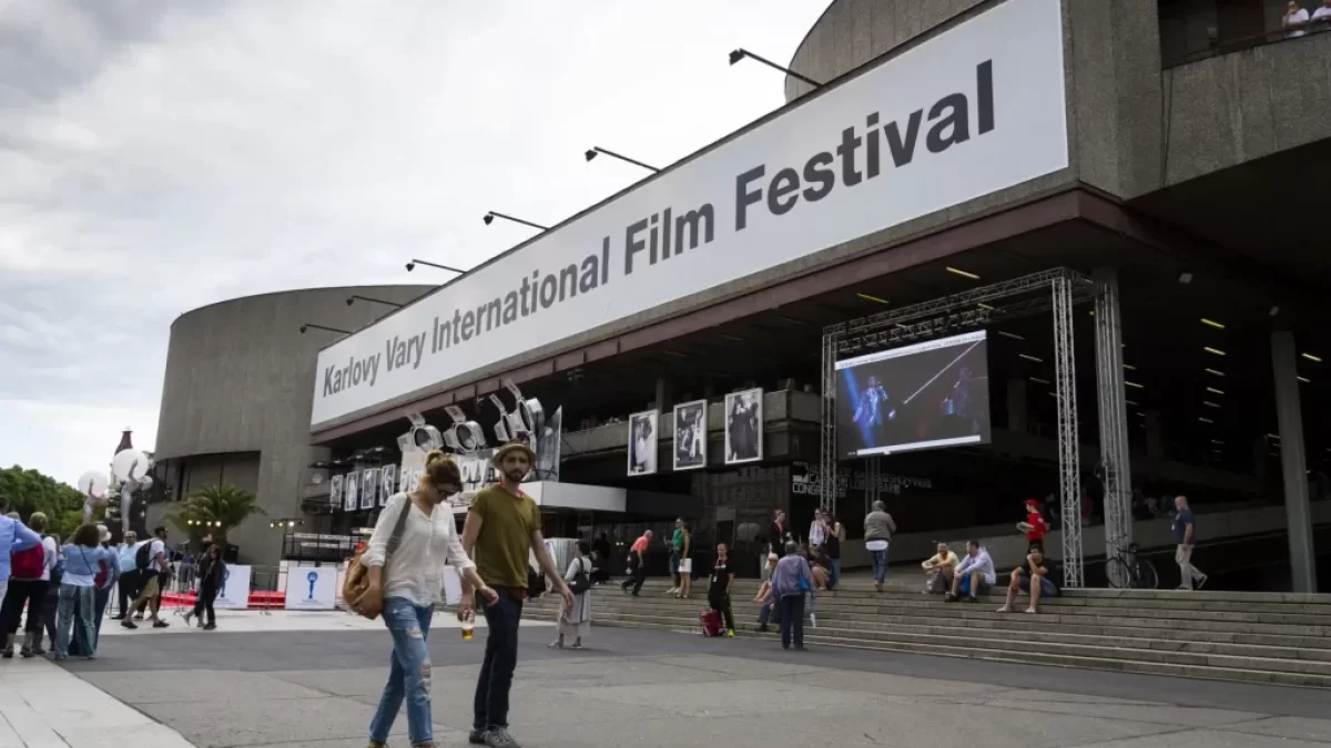 lidé na Mezinárodním filmovým festivalu v Karlových Varech