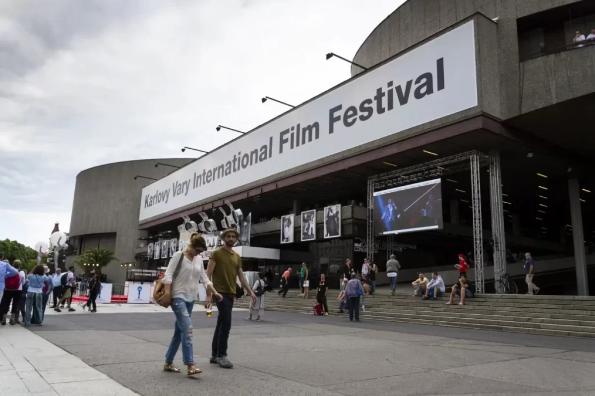 lidé na Mezinárodním filmovým festivalu v Karlových Varech