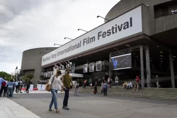 lidé na Mezinárodním filmovým festivalu v Karlových Varech