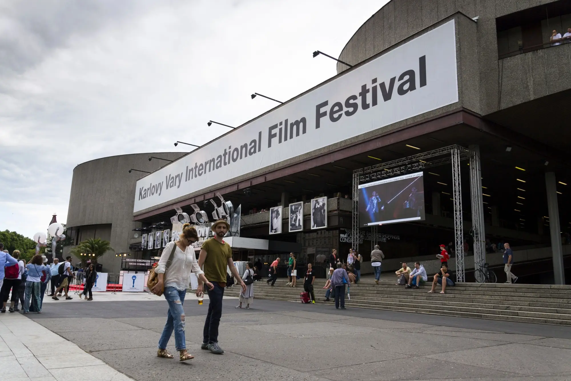 lidé na Mezinárodním filmovým festivalu v Karlových Varech